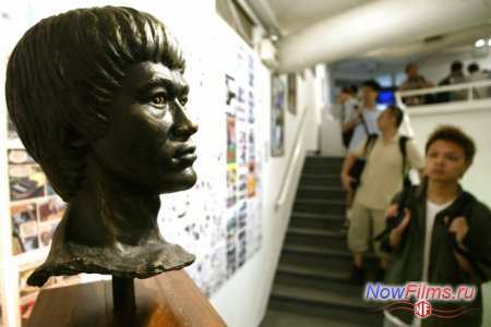 Брюсу Ли поставила в Лос - Анджелесе памятник Брюсу Ли поставила в Лос - Анджелесе памятник