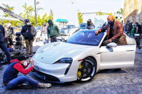 Дуэйн Джонсон настолько набрал, что не влез в автомобиль из фильма «Красного уведомления» Дуэйн Джонсон настолько набрал, что не влез в автомобиль из фильма «Красного уведомления»